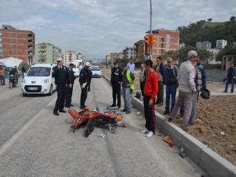 Motosiklet sürücüsünün hayatını kask kurtardı
