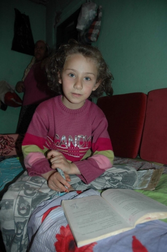 Tek hayali önlük giyip okula gitmek