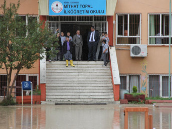 Okulu su basınca!