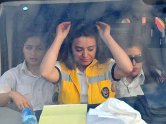 Kamyon şoförü ambulansın önünü kesti
