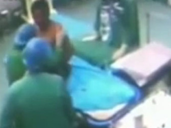 Ameliyat masasından kalkıp doktoru dövdü!