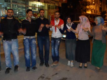 'Kınalı kuzusunu' Kürtçe şarkılarla uğurladı