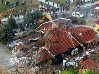 Avcılar'da gergin yıkım