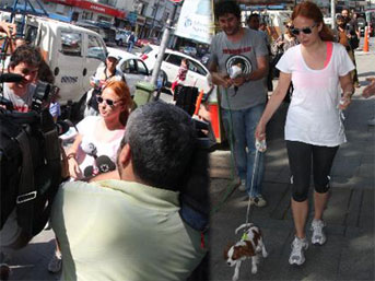 Basın ordusuyla köpek gezdirdi
