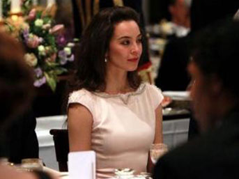 Azra Akın Kraliyet yemeğinde