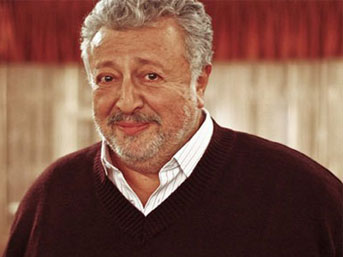 Saçlarına beyaz düşmüş