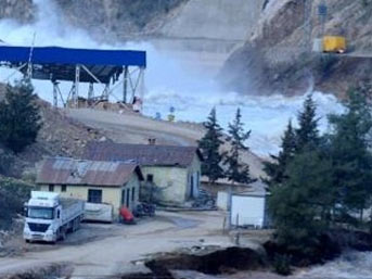 Baraj kapağı patladı; işçiler sulara kapıldı