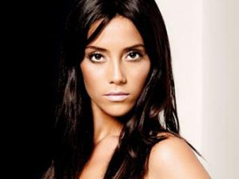 Cansu Dere Paris'e kaçtı!