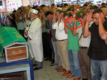 Babasının cenaze namazını kelepçeyle kıldı
