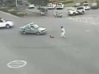 Yola düşen bebek böyle kurtuldu!