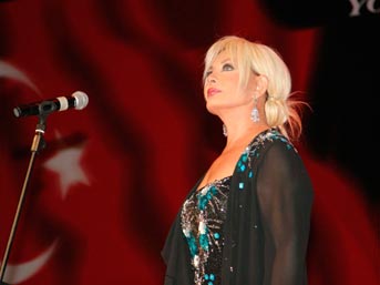 Cüneyt Arkın'la yatağa girdik ve...