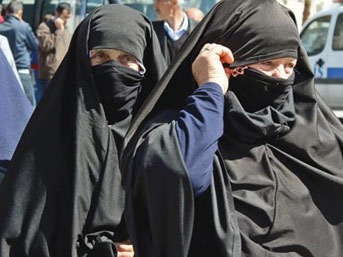 Hâkim: Bu sen misin, Sanık: Emin değilim