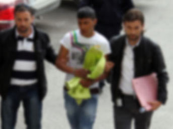 Eşiyle birlikte olan babasını bıçakladı