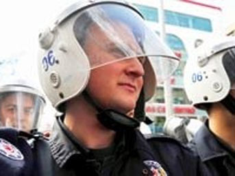 Protestoculardan polise 1 Nisan şakası