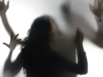 Kız bebek bekleyen karısını öldüresiye dövdü!