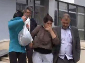 Çaldıklarını polis otosuna sakladılar