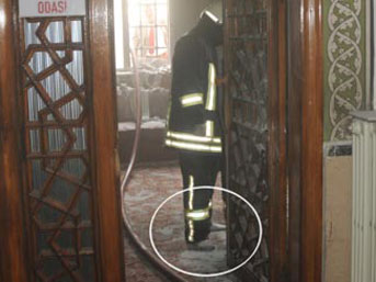 Camide yangın çıktı, itfaiye çizmeleri...