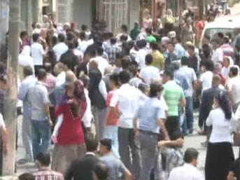 Beyoğlu'nda onlarca kişi birbirine girdi
