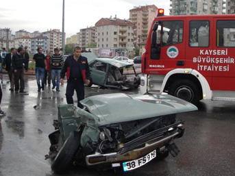 Otomobil ikiye bölündü!
