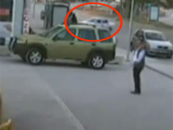 Otobüs durağına böyle daldı!