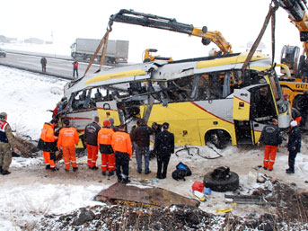 İran otobüsü devrildi: 4 ölü, 24 yaralı