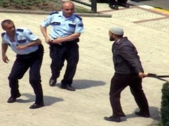 Polisleri kılıçla yaraladı