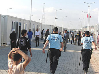 Suriyeli sığınmacılar polise saldırdı