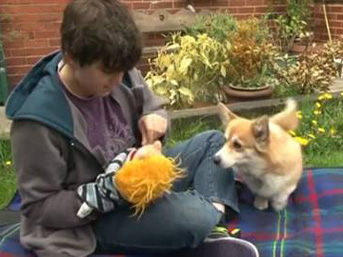 Köpek otistik sahibini okula götürdü!