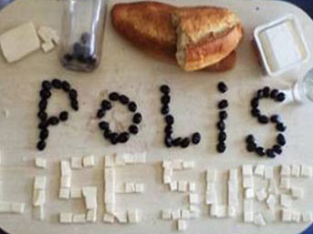 Okul müdürü polislerle sınıf basıp...