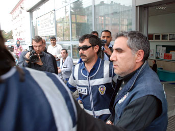 Sevgilisinin boğazını makasla kesti