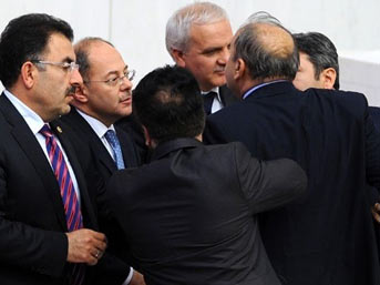 Meclis'te 'delikanlıysan açıkla' kavgası