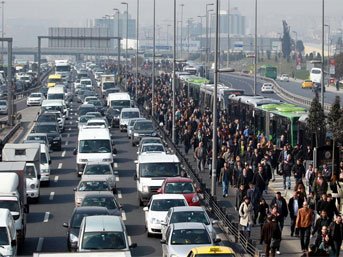 Metrobüs seferlerini durduran bomba paniği