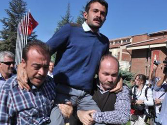 Protestocu öğrenci polislerin omuzlarında