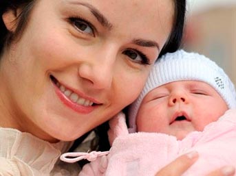 Dünya güzeli anne oldu