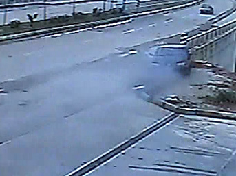 Otomobil köprüden böyle uçtu!