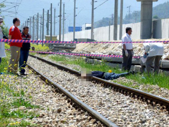 Tren rayında korkunç intihar!