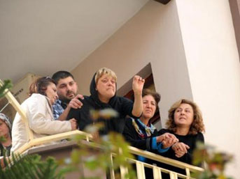 Şehit annesi Arınç'a balkondan böyle seslendi