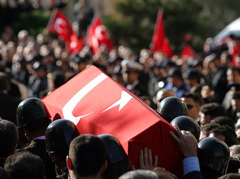 Komutanı aramaya sivil gönderilmişler