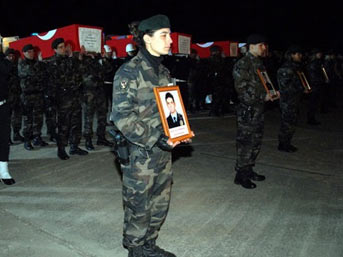 Şehitlere hüzünlü tören
