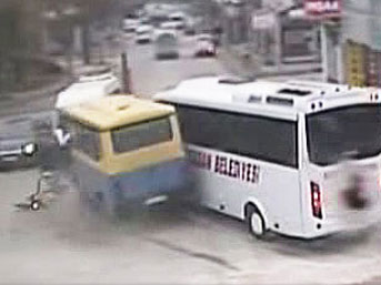 Şoför kapıdan uçtu!