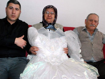 Annesinin gelinliğiyle uğurlanacak
