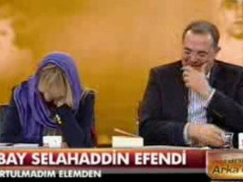 Canlı yayında gülme krizi