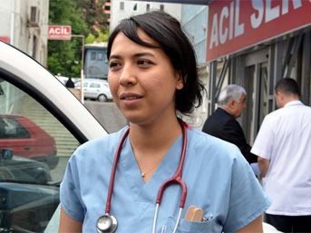 Kızına rapor vermeyen doktora yumruk attı!