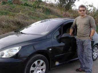 Otomobilde kız arkadaşıyla basılan polis...