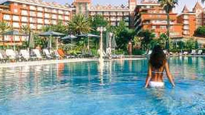 Yazın gelmesiyle birlikte yılın yorgunluğunu gidermek için tatil planları yapanlar dikkat. Şikayetvar'ın haberine göre; tatile çıkacakları bazı tuzaklar bekliyor.