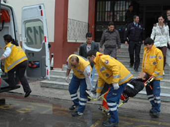 Sınıfın ortasında arkadaşını bıçakladı!