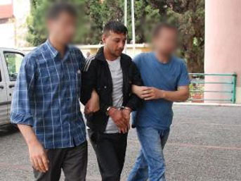 Soymaya girdiği evde kadının yatağına girdi