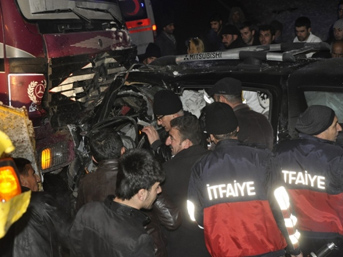 Yüksekova'da trafik kazası: 2 ölü, 4 yaralı