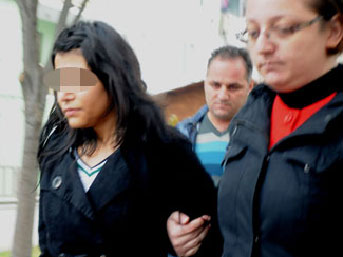 Babasını öldüren genç kızdan korkunç iddia