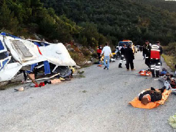 İşçi minibüsü uçuruma yuvarlandı
